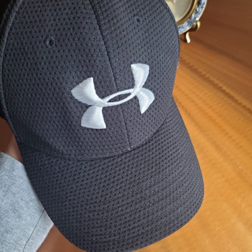 Under armour hat - Picture 9 of 9